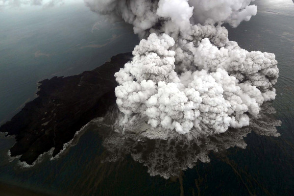 ，印度尼西亚喀拉喀托之子火山(Anak Krakatau)持续喷发