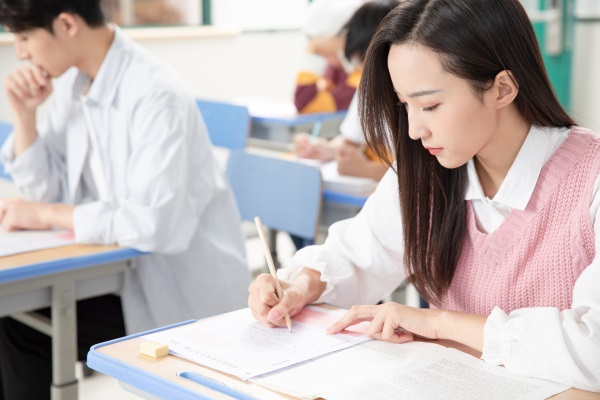 初中毕业学幼师有前途吗 需要什么条件