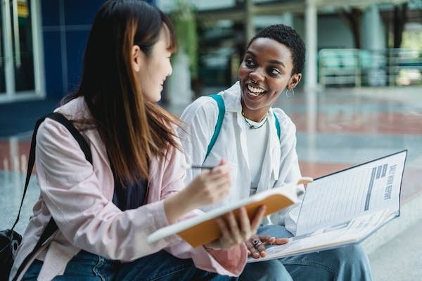 重庆知行卫生学校招生专业有哪些_学费贵吗